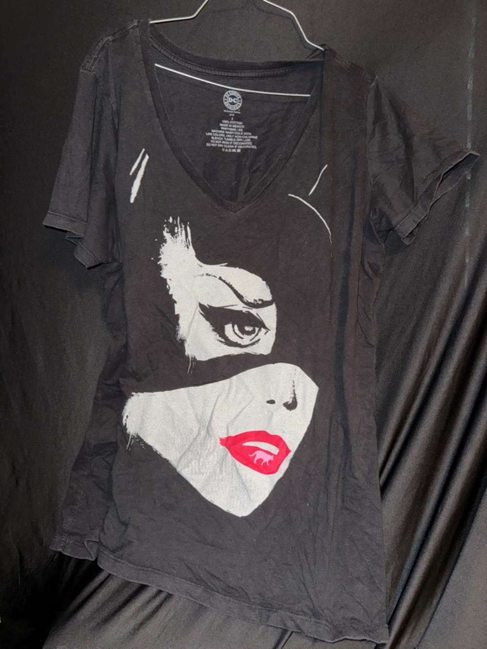 Graphic V-Neck Women’s Tee with Red Accent Lips CATWOMAN DC COMICS TORRID T SHIR